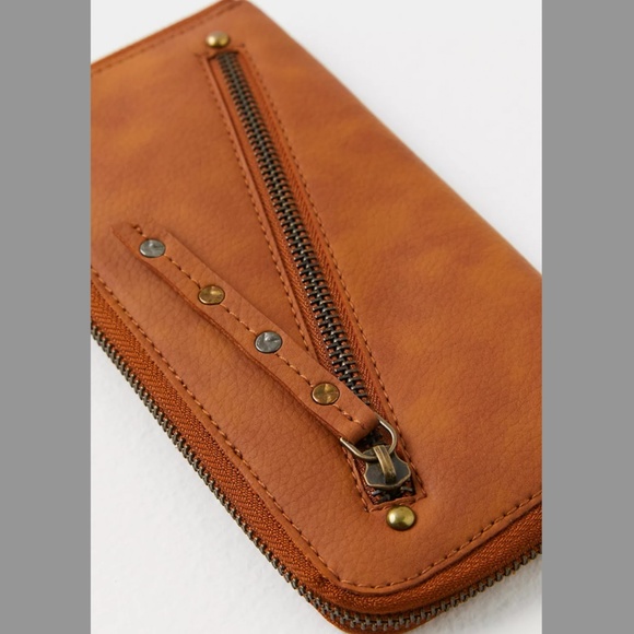 NWT Free People Distressed Vegan Wallet Wristlet Brown - Picture 2 of 3